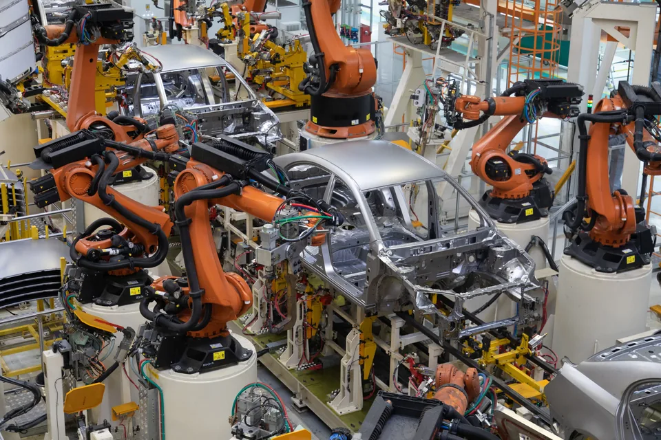 Robots industriales en línea de producción de automoción